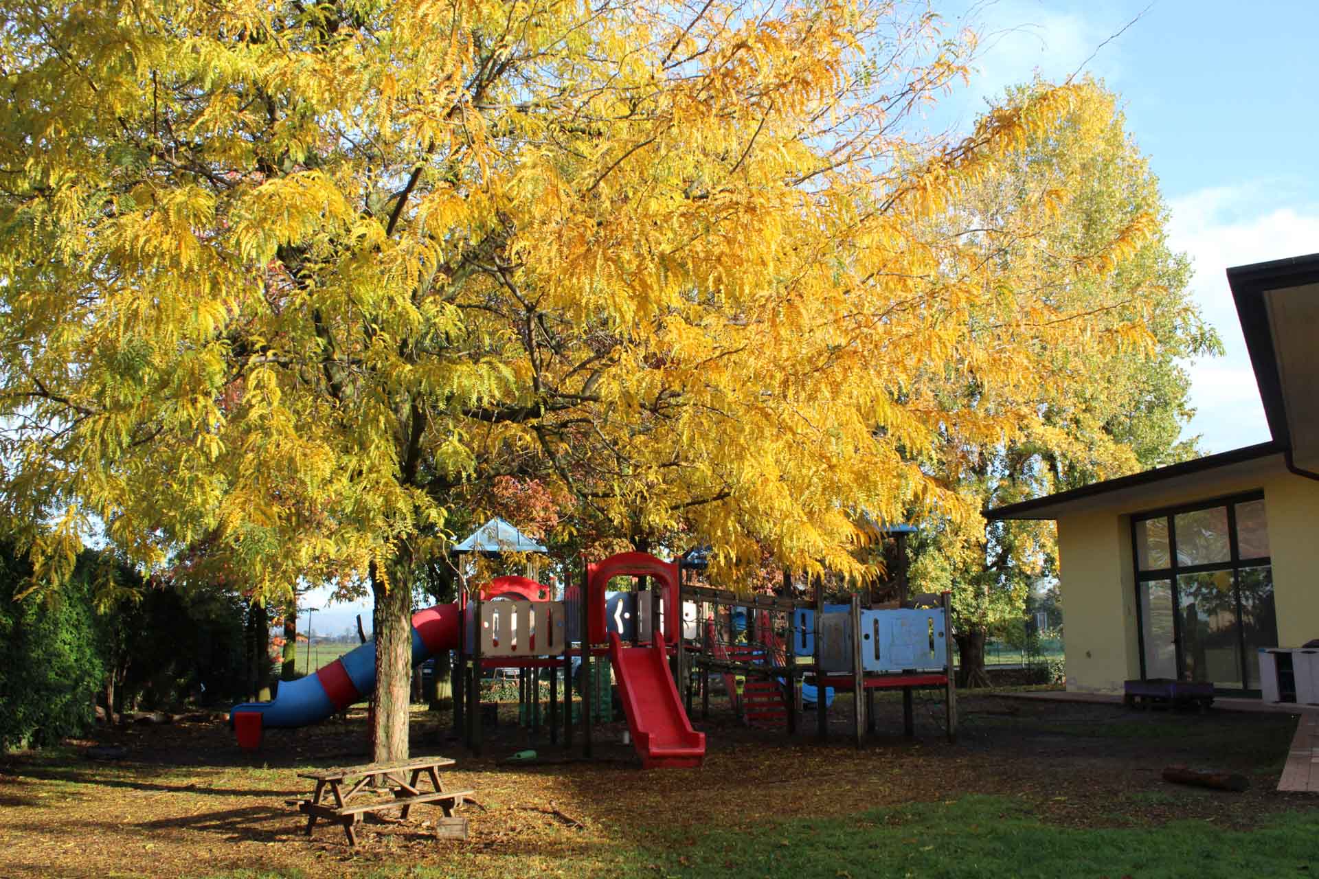 https://www.scuolainfanziachiari.it/wp-content/uploads/2016/10/Immagini-Struttura-e-Giardino-Scuola-Materna-Mazzotti-Bergomi-Chiari-Brescia.jpeg