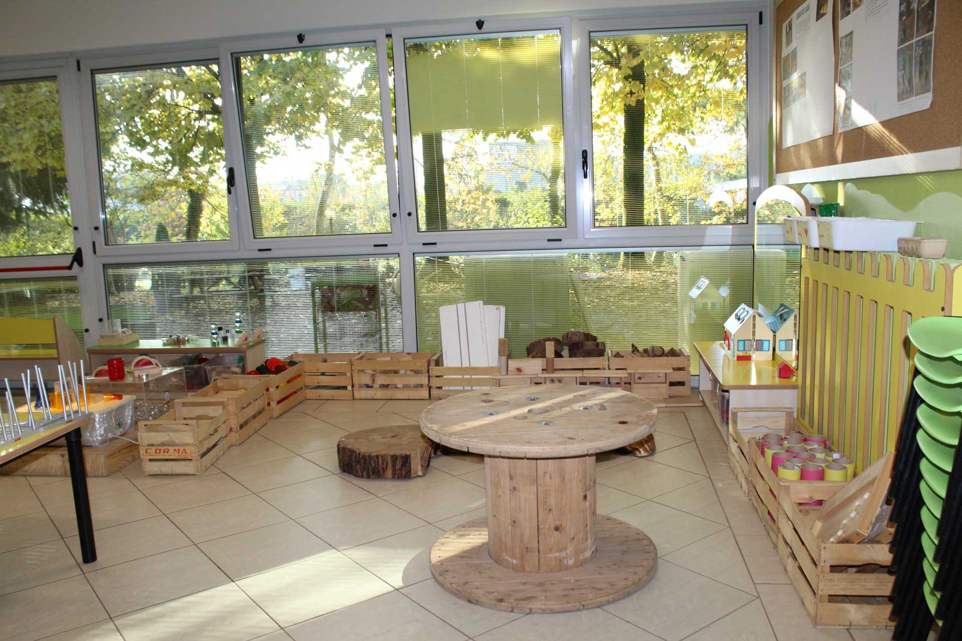 https://www.scuolainfanziachiari.it/wp-content/uploads/2023/06/Spazi-Interni-Scuola-Materna-Mazzotti-Bergomi-Chiari-Brescia-1.jpeg